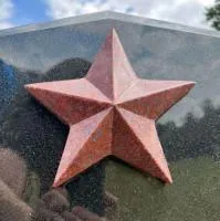 Красная звёздочка на гранитной плите в Новосибирске (518416)